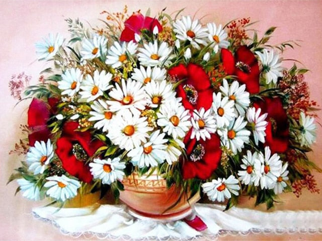 Een bos madeliefjes en klaprozen in een vaas