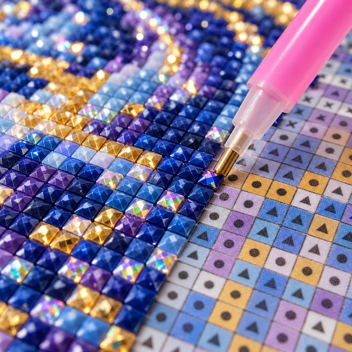 Close up van diamond painting steentjes met AB regenboogglans