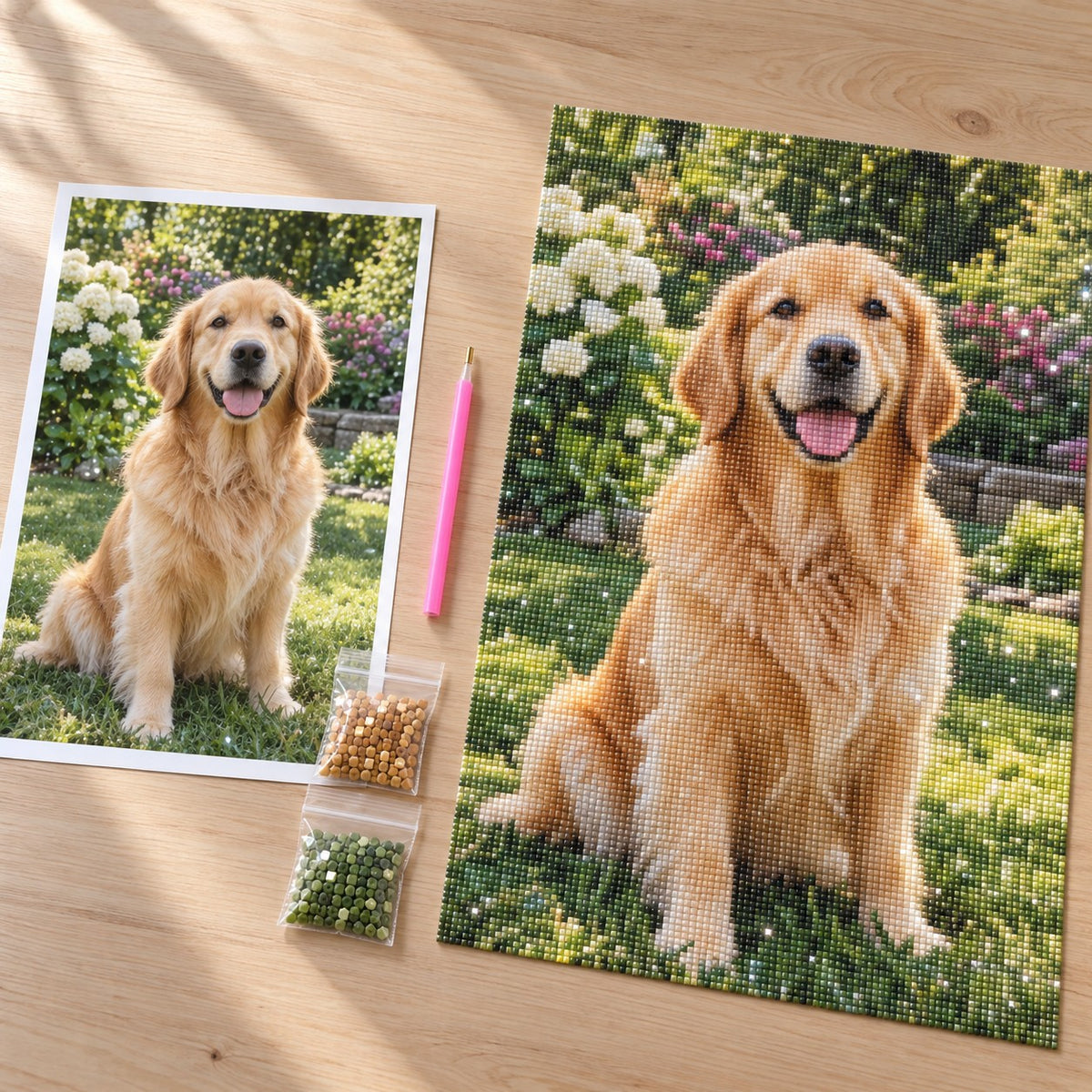 Eigen foto van een golden retriever naast de afgewerkte diamond painting van dezelfde foto